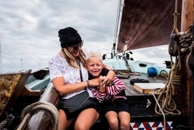 Moeder en zoon hebben samen een geluksmomentje op de boot van Spakenburg naar Eemsdijk. 